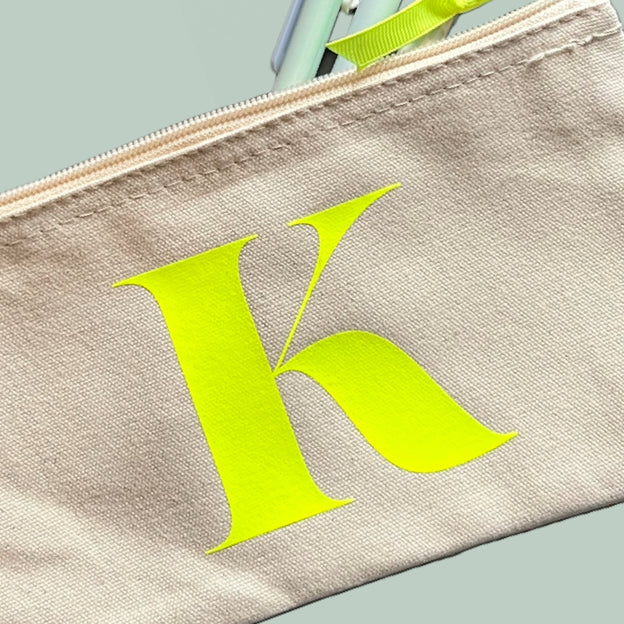 Deine personalisierte Kosmetiktasche mit Initial - Klein, aber oho!
