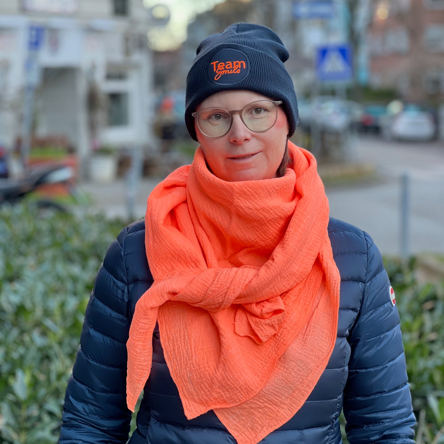 kuschelweiche Beanie mit klarem Statement in neonorange