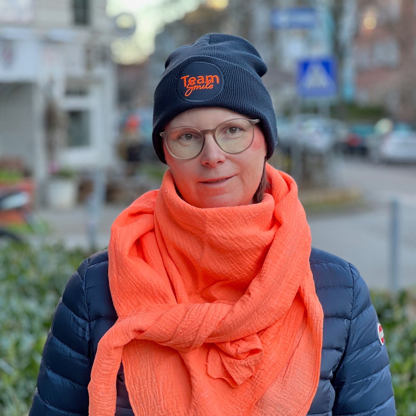 kuschelweiche Beanie mit klarem Statement in neonorange