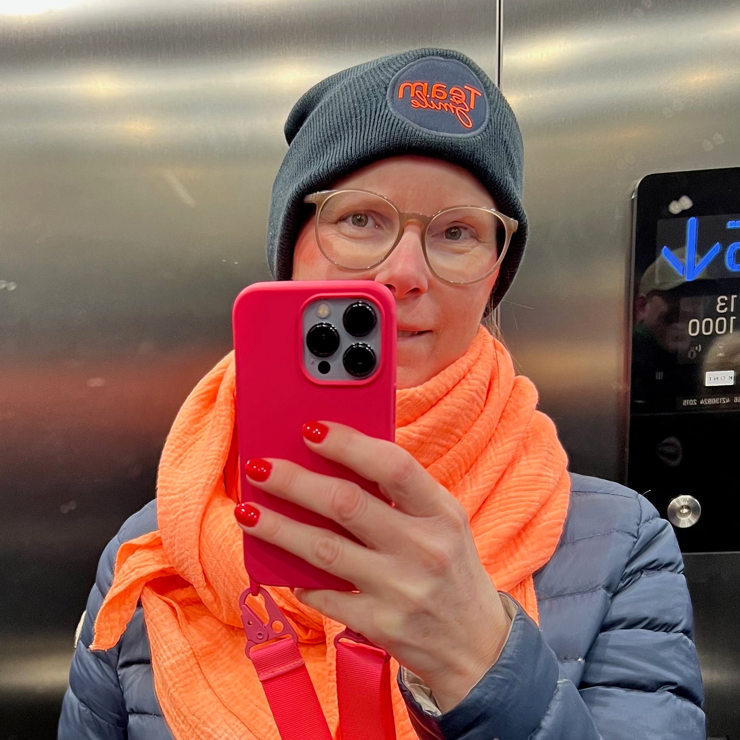 kuschelweiche Beanie mit klarem Statement in neonorange
