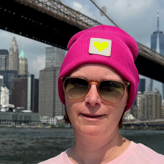 Trendy Beanie Mütze pink mit Herzapplikation auf einem Leder Patch