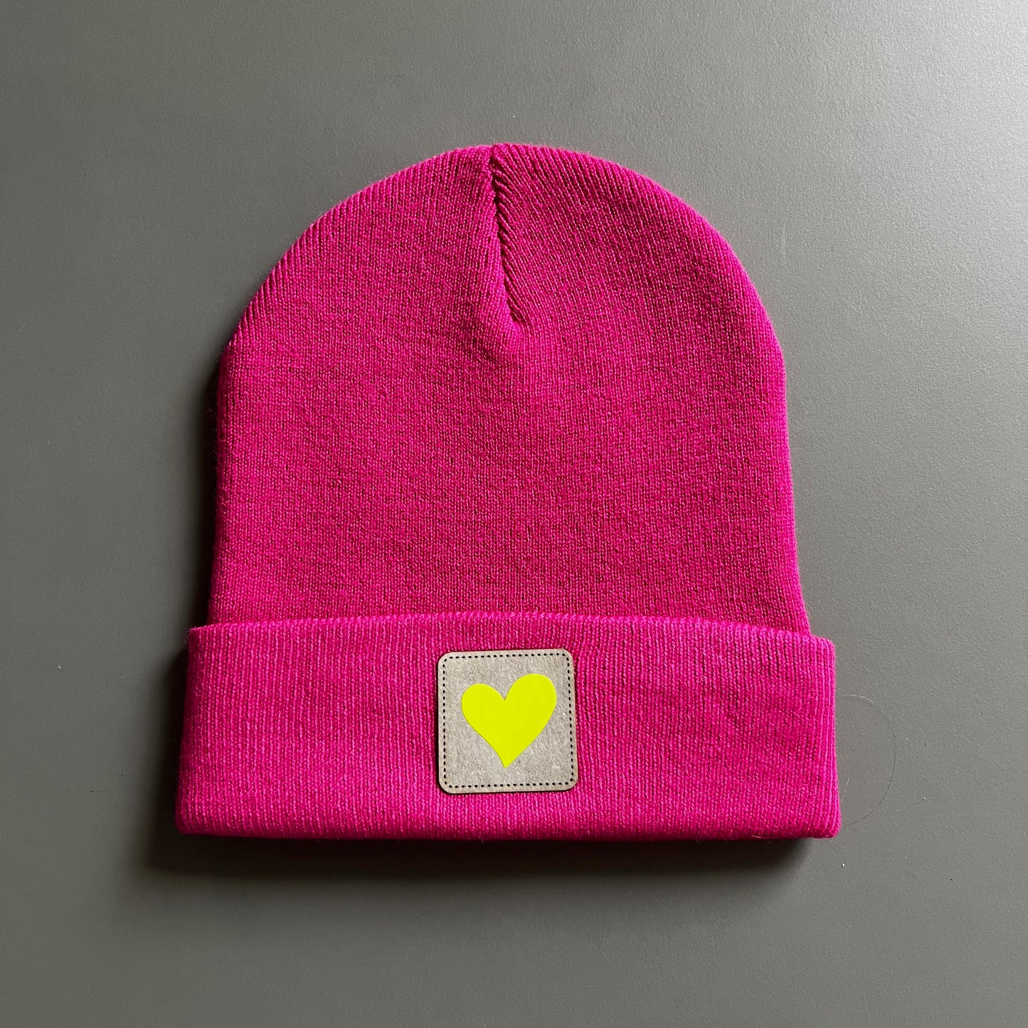 Trendy Beanie Mütze pink mit Herzapplikation auf einem Leder Patch