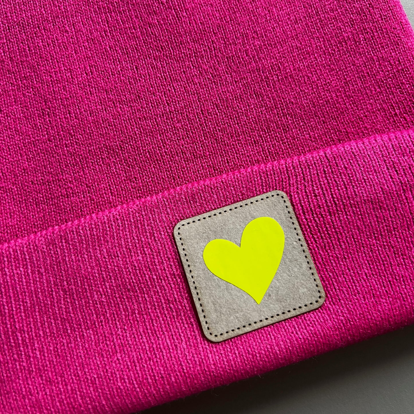 Trendy Beanie Mütze pink mit Herzapplikation auf einem Leder Patch