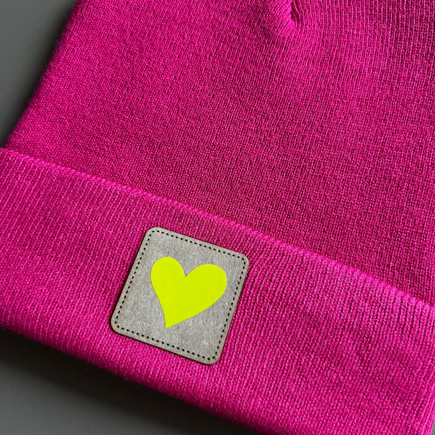 Trendy Beanie Mütze pink mit Herzapplikation auf einem Leder Patch