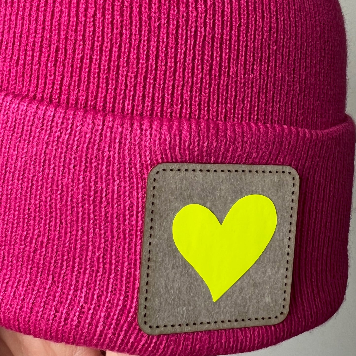 Trendy Beanie Mütze pink mit Herzapplikation auf einem Leder Patch