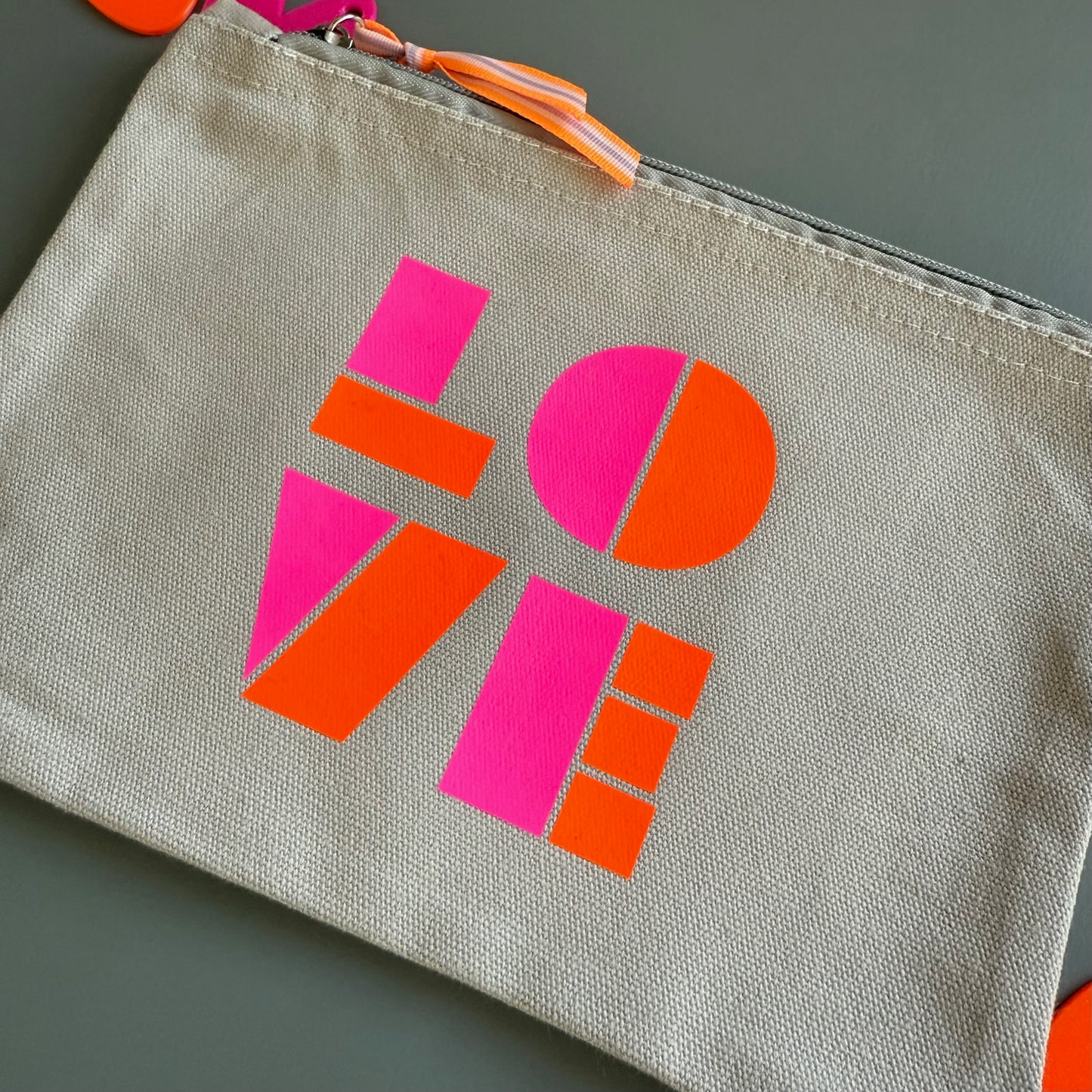 LOVE Kosmetiktasche Neon Edition