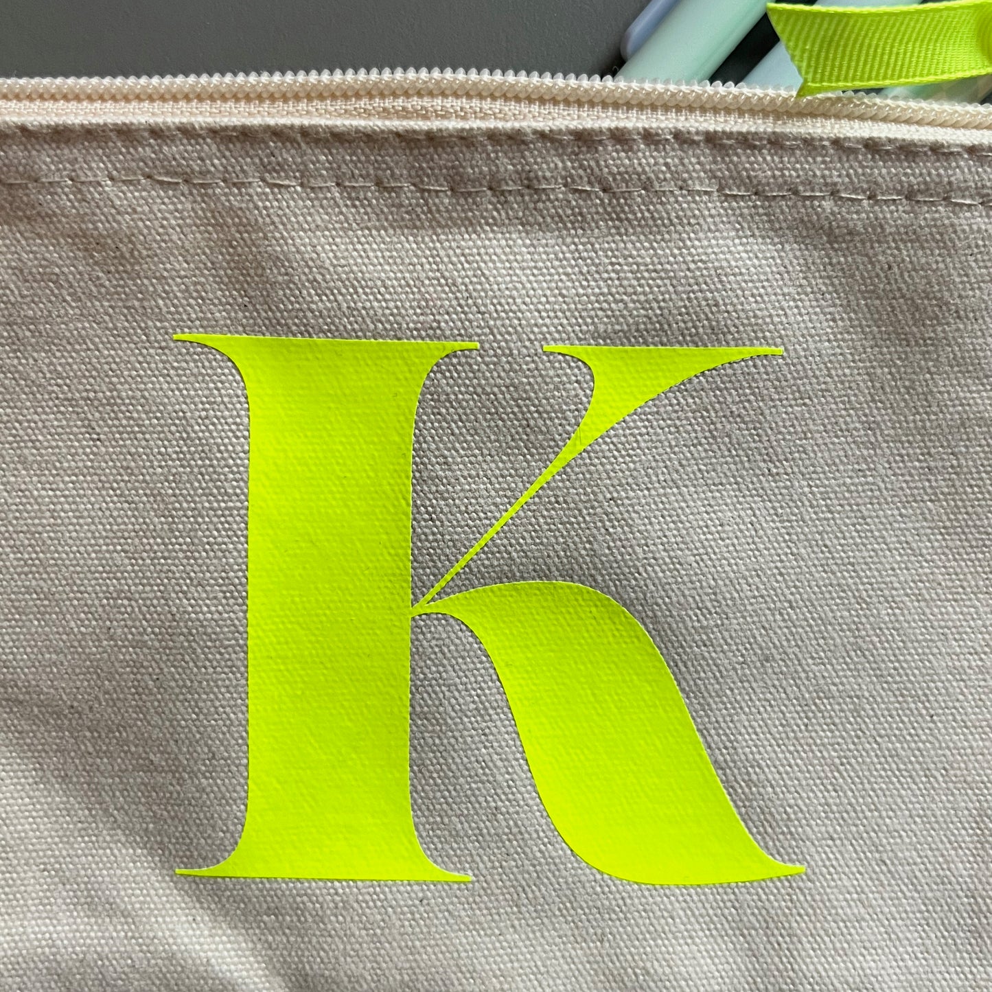 Deine personalisierte Kosmetiktasche mit Initial - Klein, aber oho!