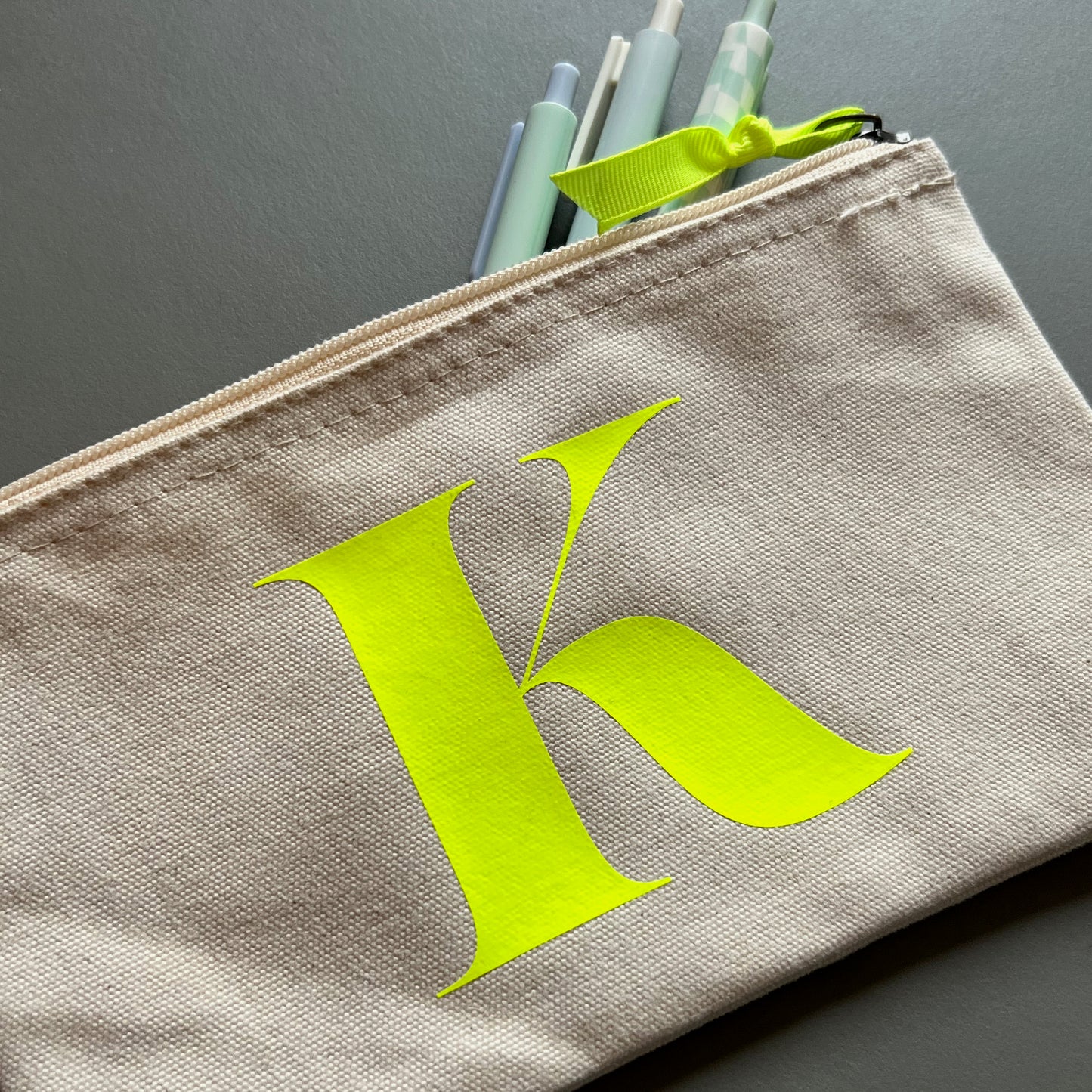 Deine personalisierte Kosmetiktasche mit Initial - Klein, aber oho!