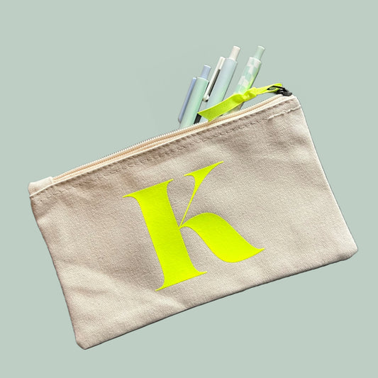 Personalisierte Kosmetiktasche mit Deinem Initial in Neon