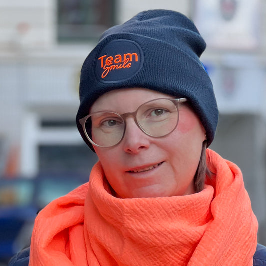 kuschelweiche Beanie mit klarem Statement in neonorange