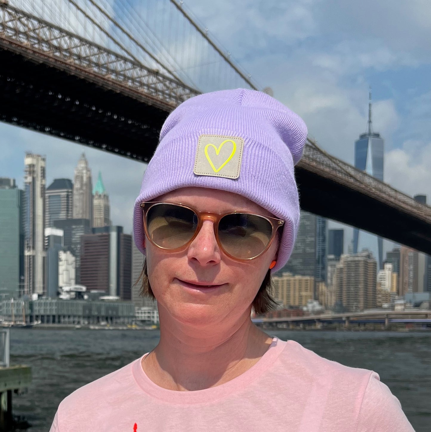 Beanie Mütze flieder mit Herz Patch