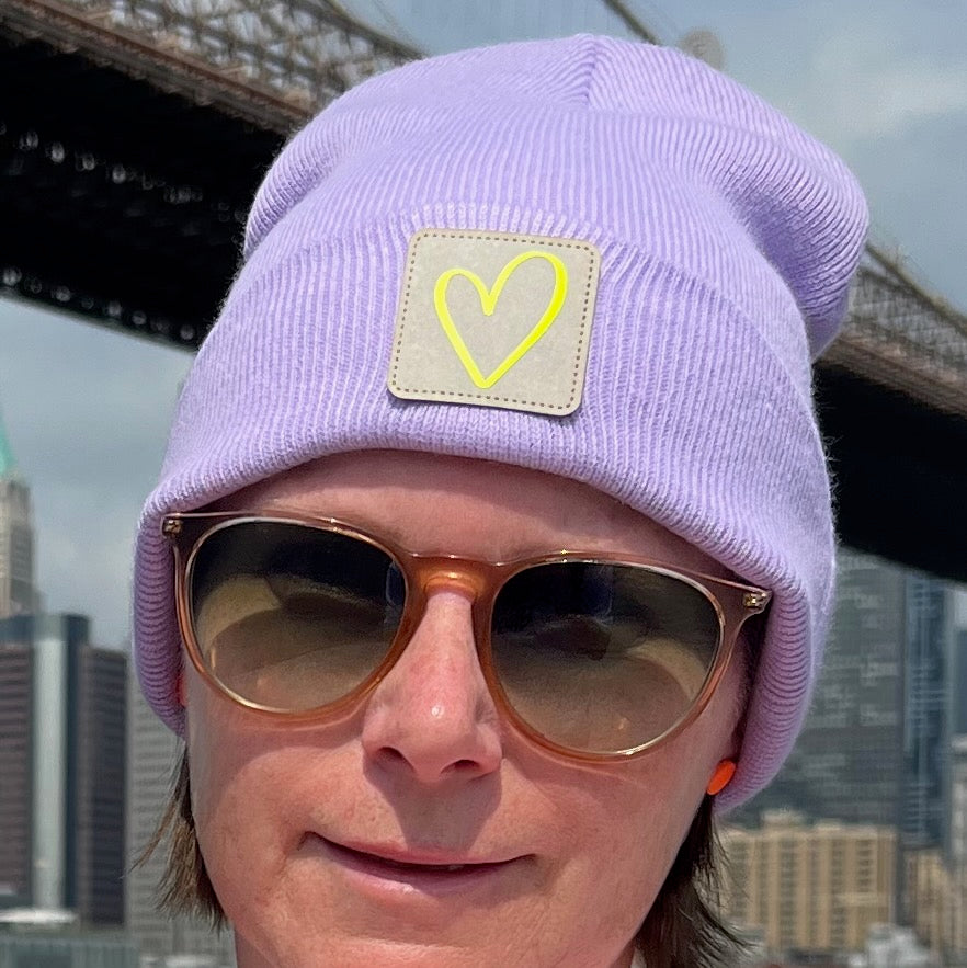 Beanie Mütze flieder mit Herz Patch