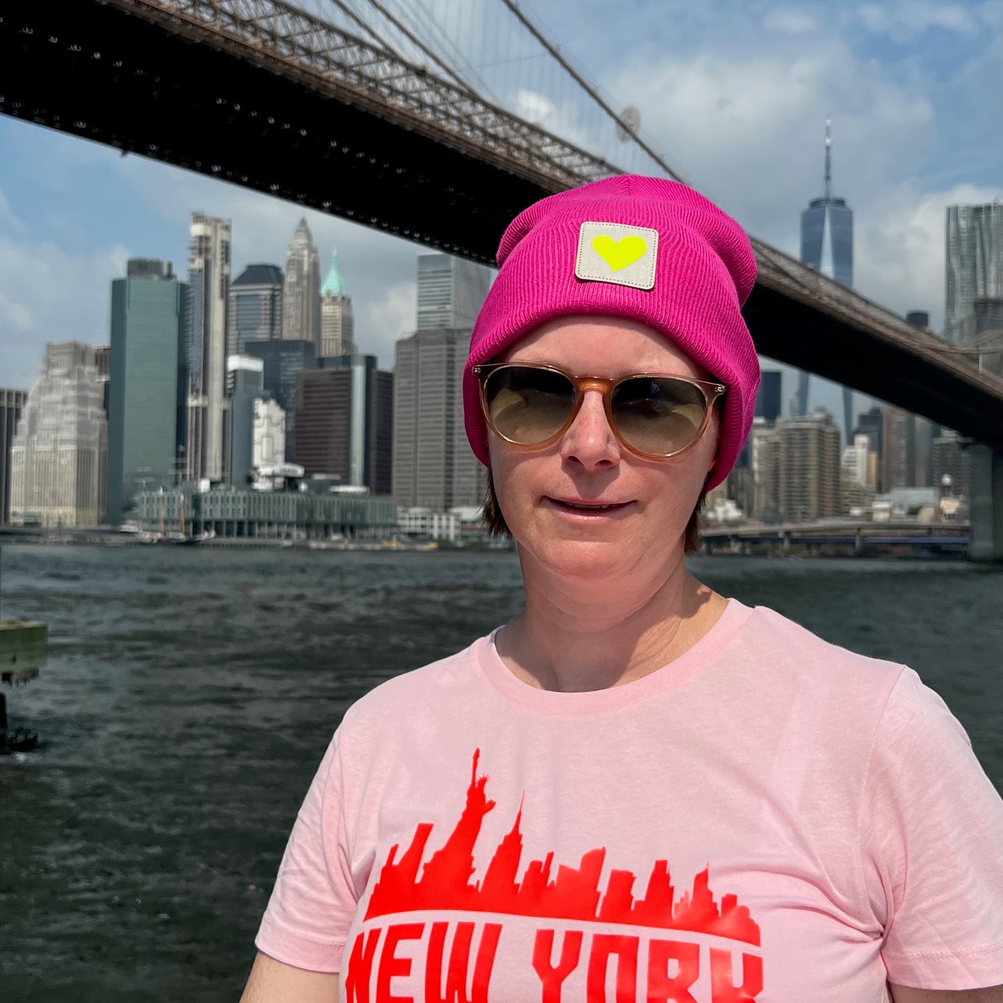 Trendy Beanie Mütze pink mit Herzapplikation auf einem Leder Patch