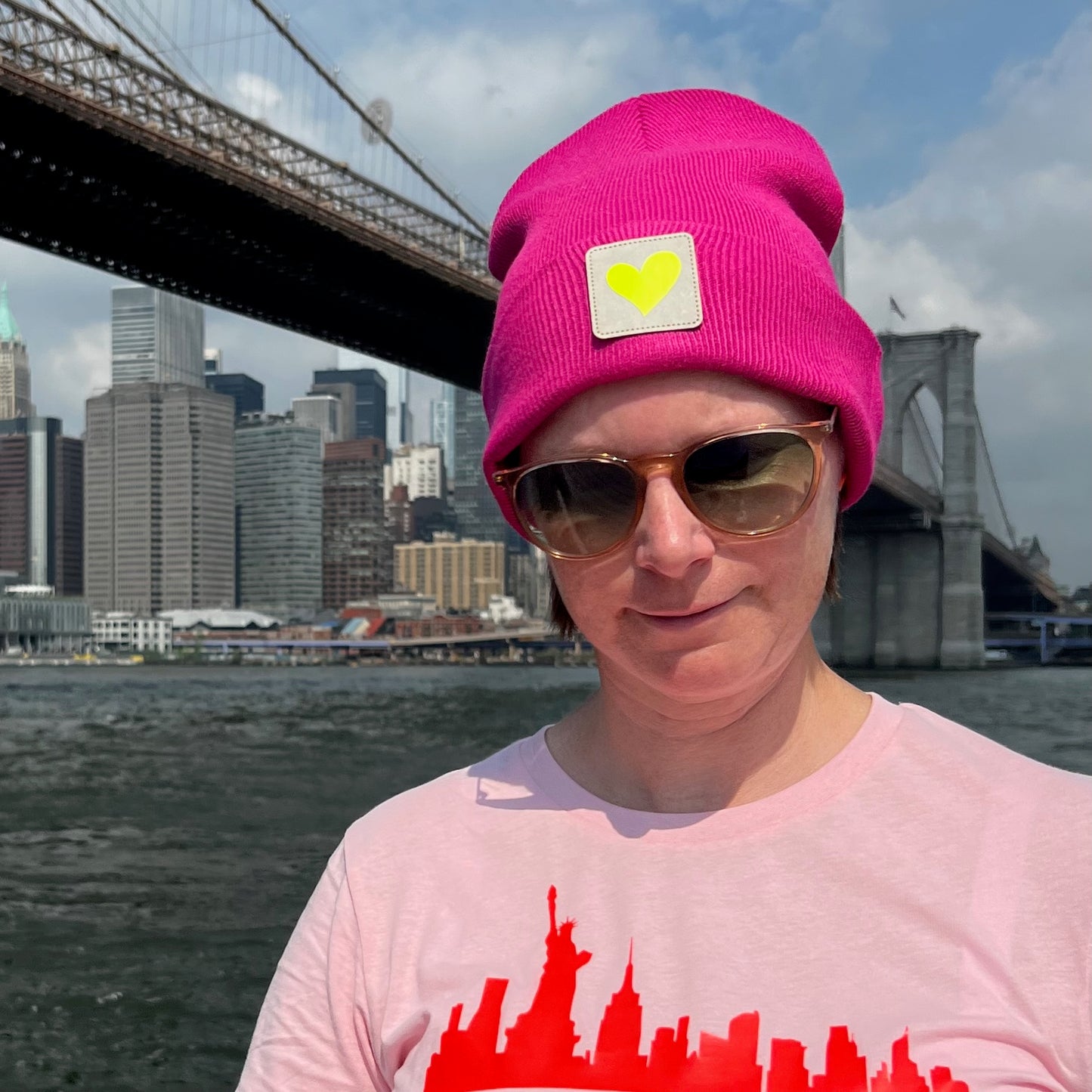 Trendy Beanie Mütze pink mit Herzapplikation auf einem Leder Patch