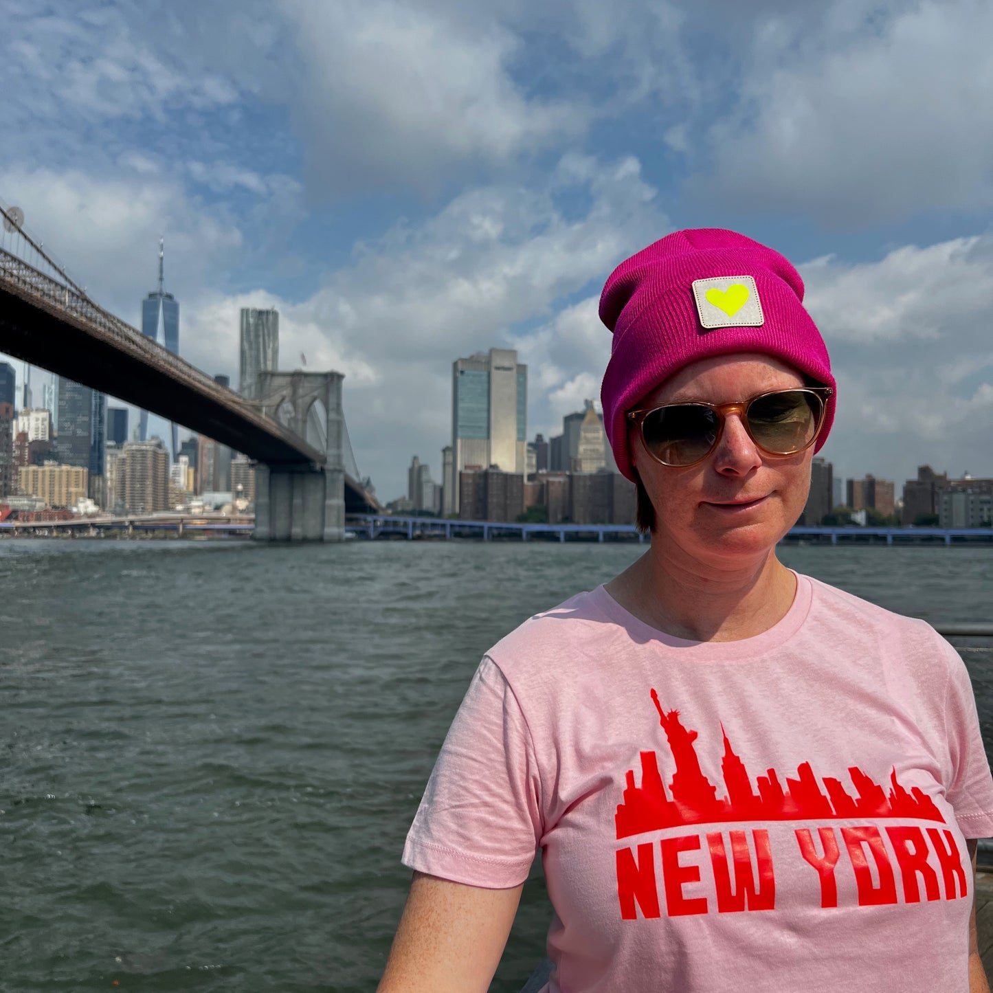 Trendy Beanie Mütze pink mit Herzapplikation auf einem Leder Patch