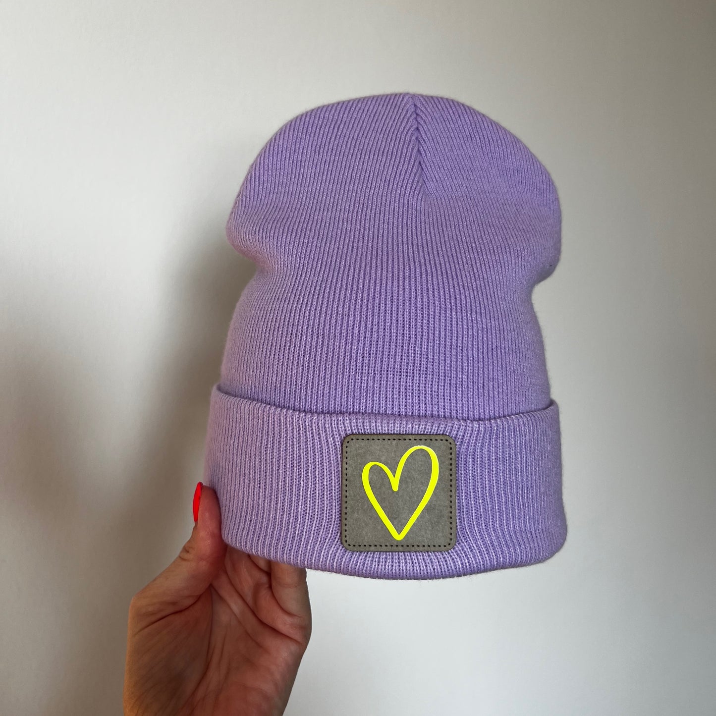 Beanie Mütze flieder mit Herz Patch