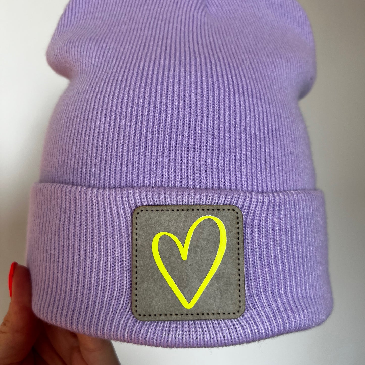 Beanie Mütze flieder mit Herz Patch