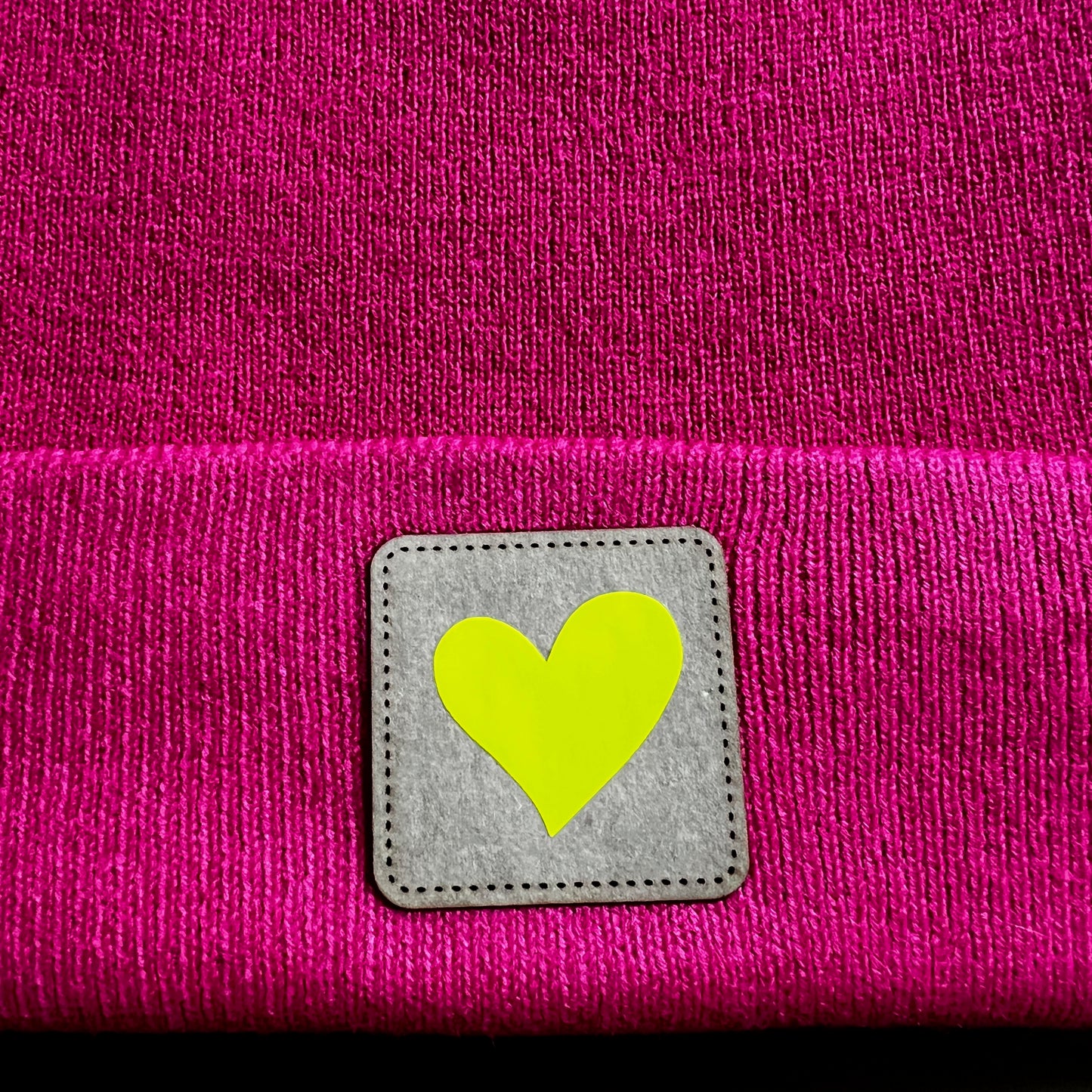Trendy Beanie Mütze pink mit Herzapplikation auf einem Leder Patch
