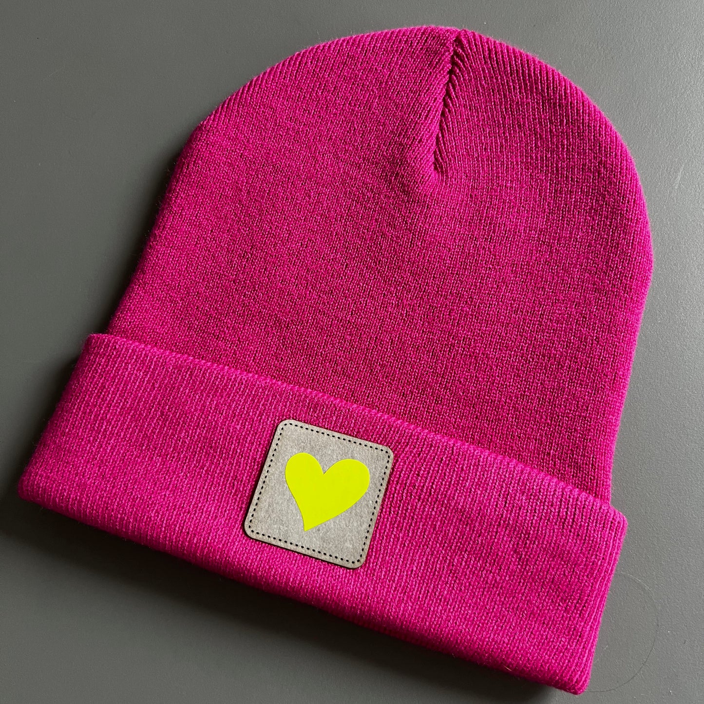 Trendy Beanie Mütze pink mit Herzapplikation auf einem Leder Patch
