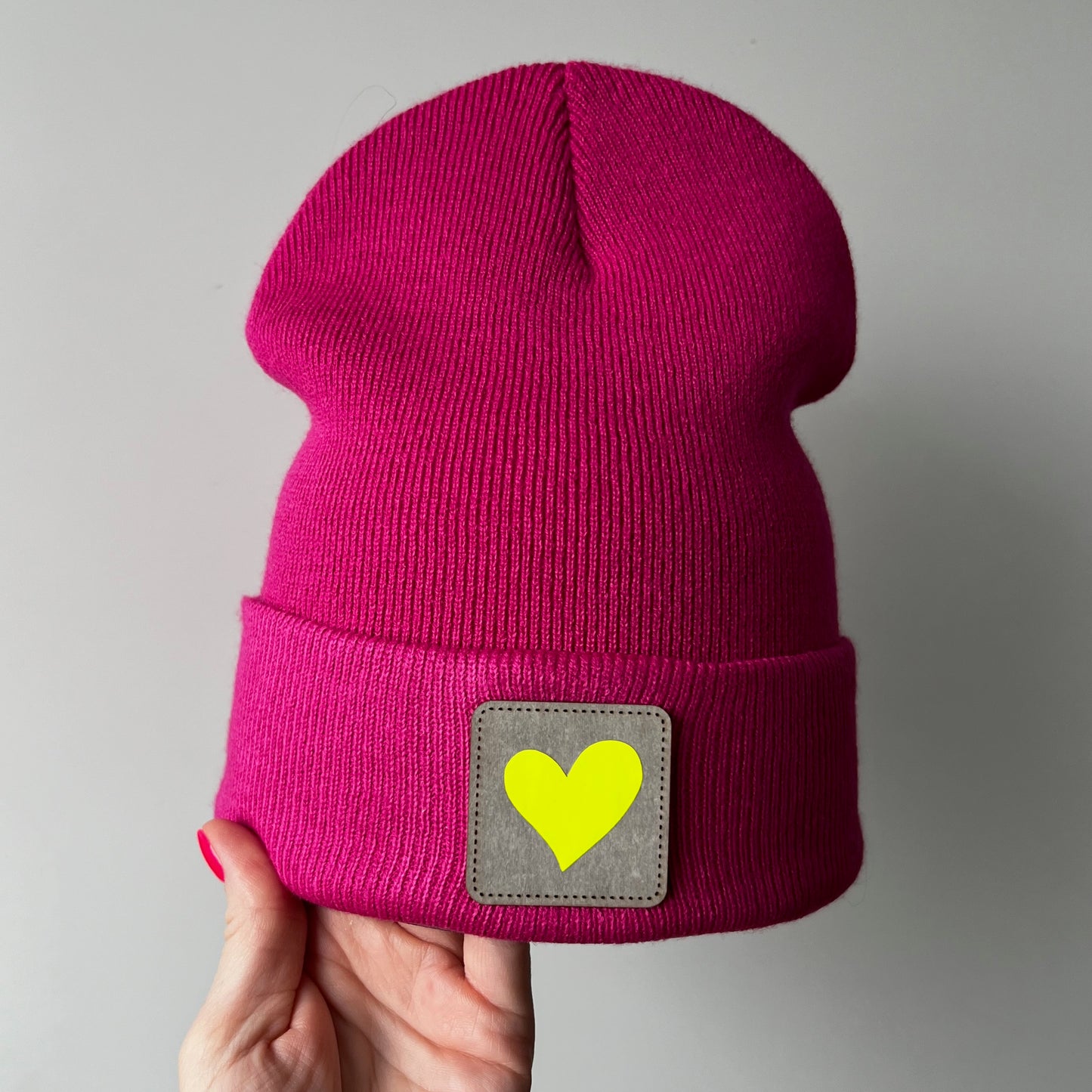 Trendy Beanie Mütze pink mit Herzapplikation auf einem Leder Patch