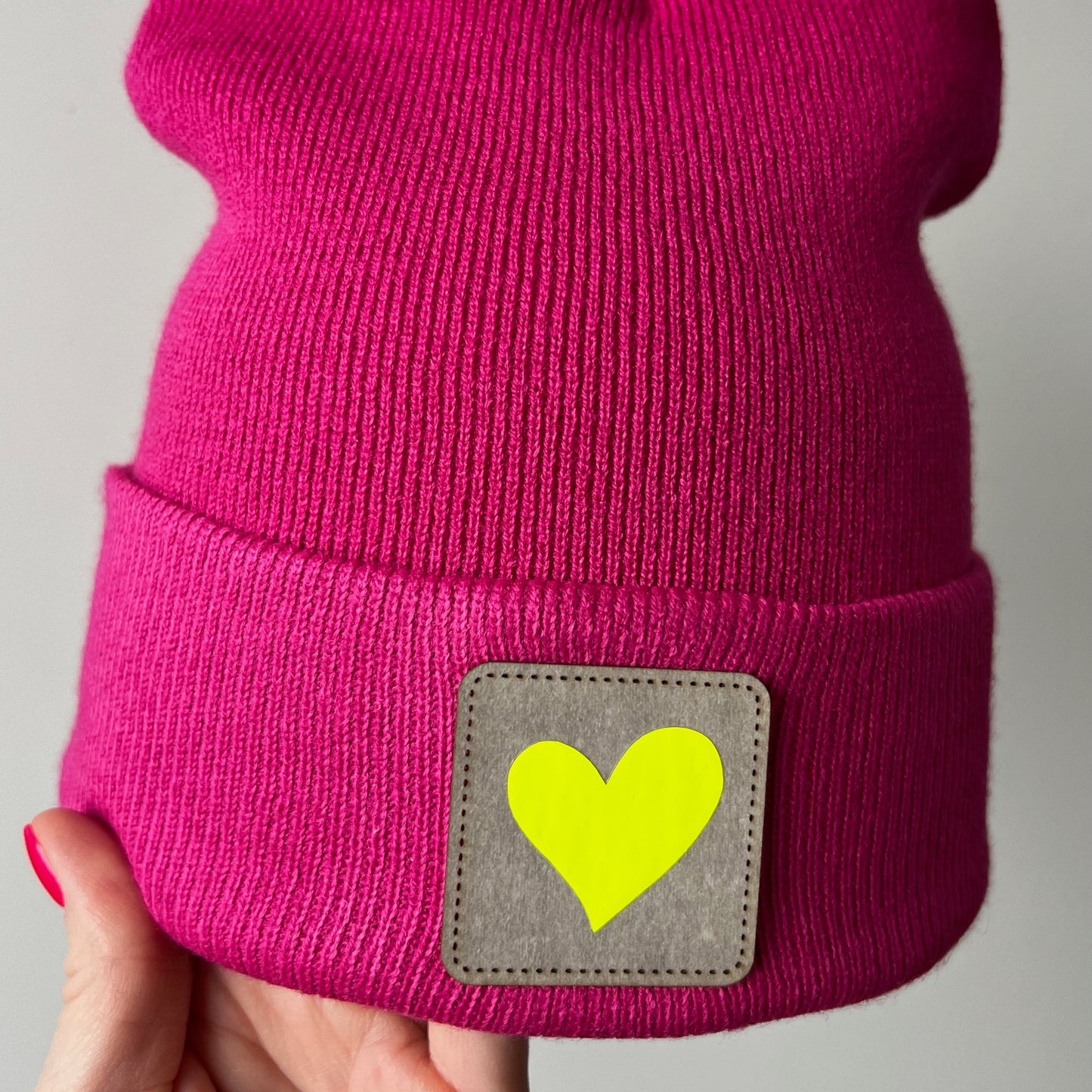 Trendy Beanie Mütze pink mit Herzapplikation auf einem Leder Patch