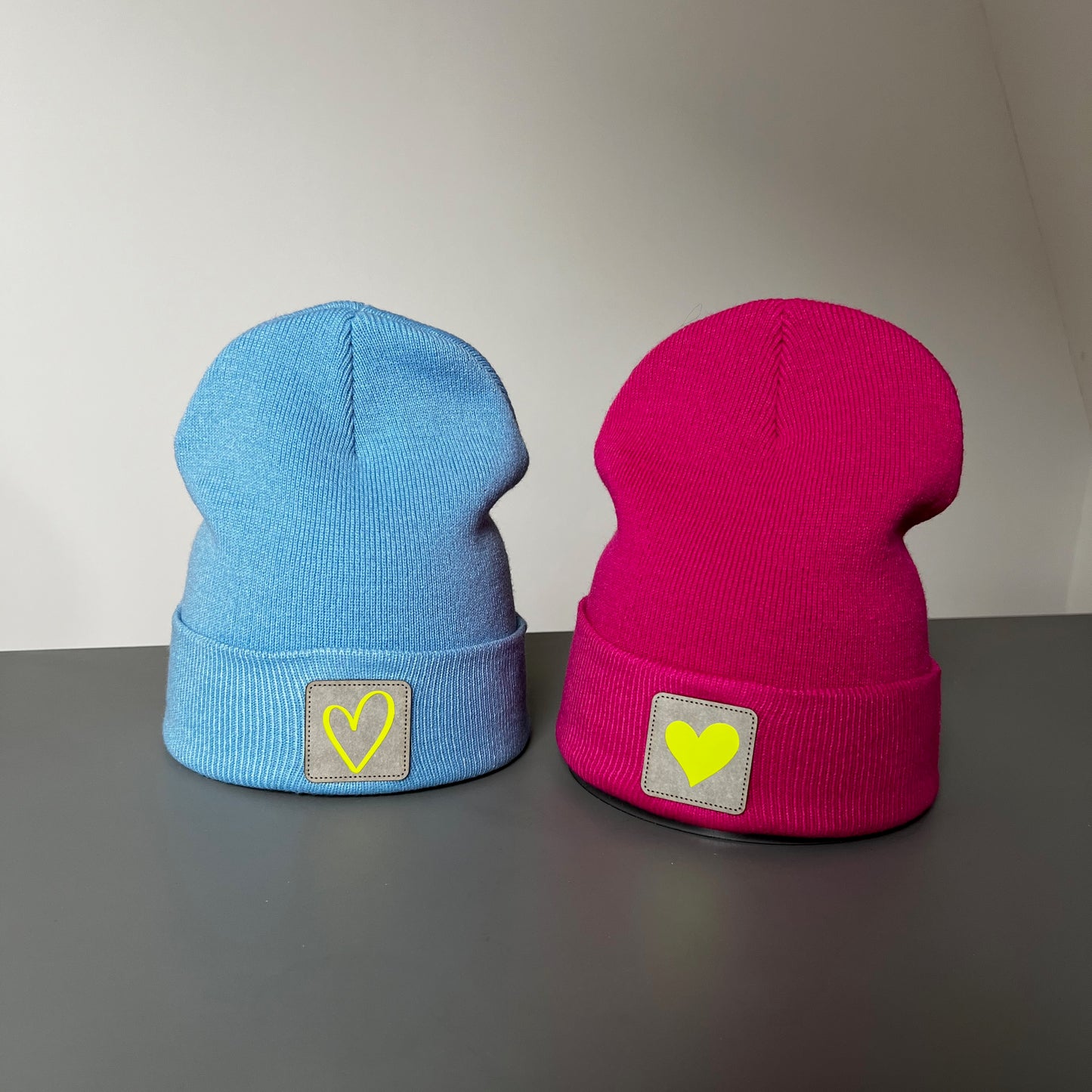 Trendy Beanie Mütze pink mit Herzapplikation auf einem Leder Patch